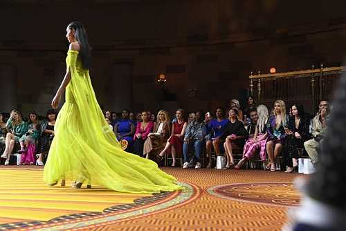Here Comes the Sun: For 2019, Christian Siriano Envisions a Tropical Getaway—and a New Governor Here Comes the Sun: For 2019, Christian Siriano Envisions a Tropical Getaway—and a New Governor